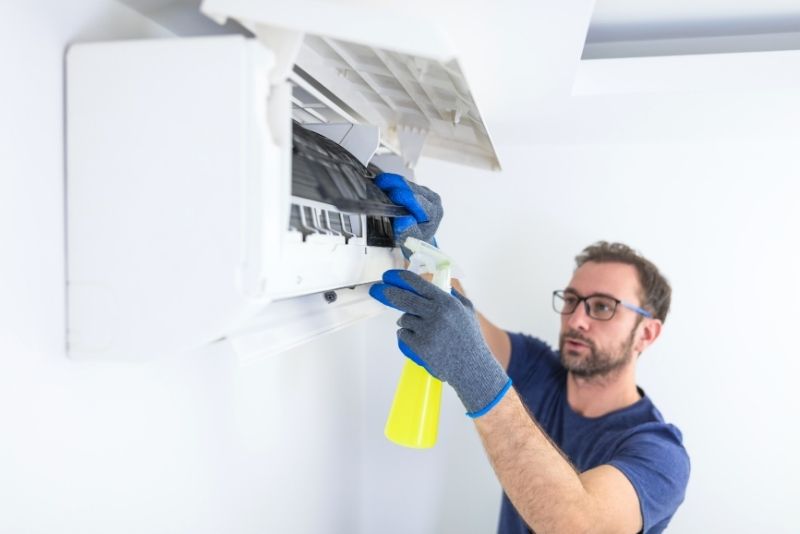 Residential AC maintenance service in a villa in Abu Dhabi