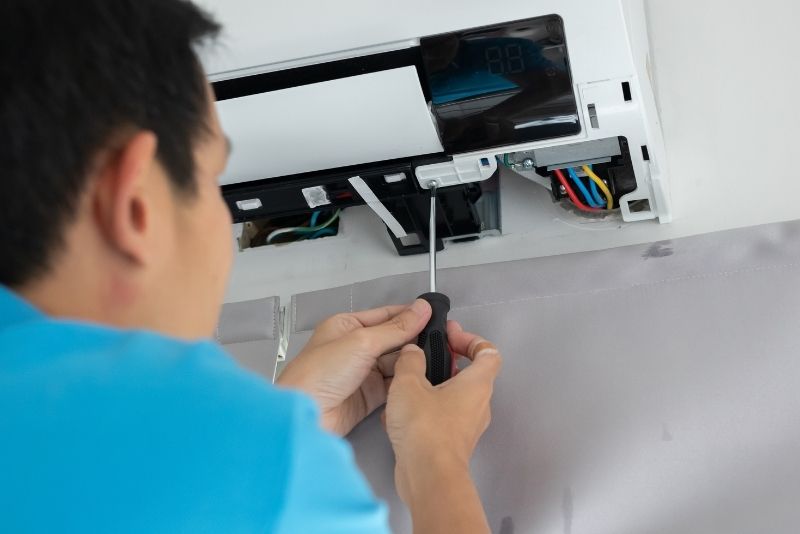 Residential AC repair service in a villa in Abu Dhabi